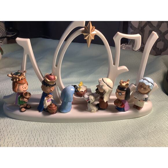 Peanuts Lighted Nativity Scene - Picture 1 of 7